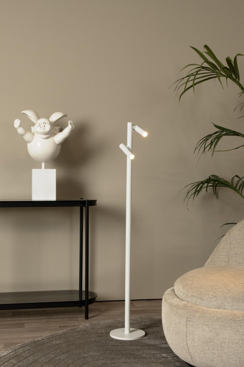 Antrim 2 Hvit gulvlampe Fra Lucide - En brukervennlig berøringssensor gjør det enkelt å justere lysstyrken, og lampen lades raskt og enkelt med den medfølgende USB-kabelen.