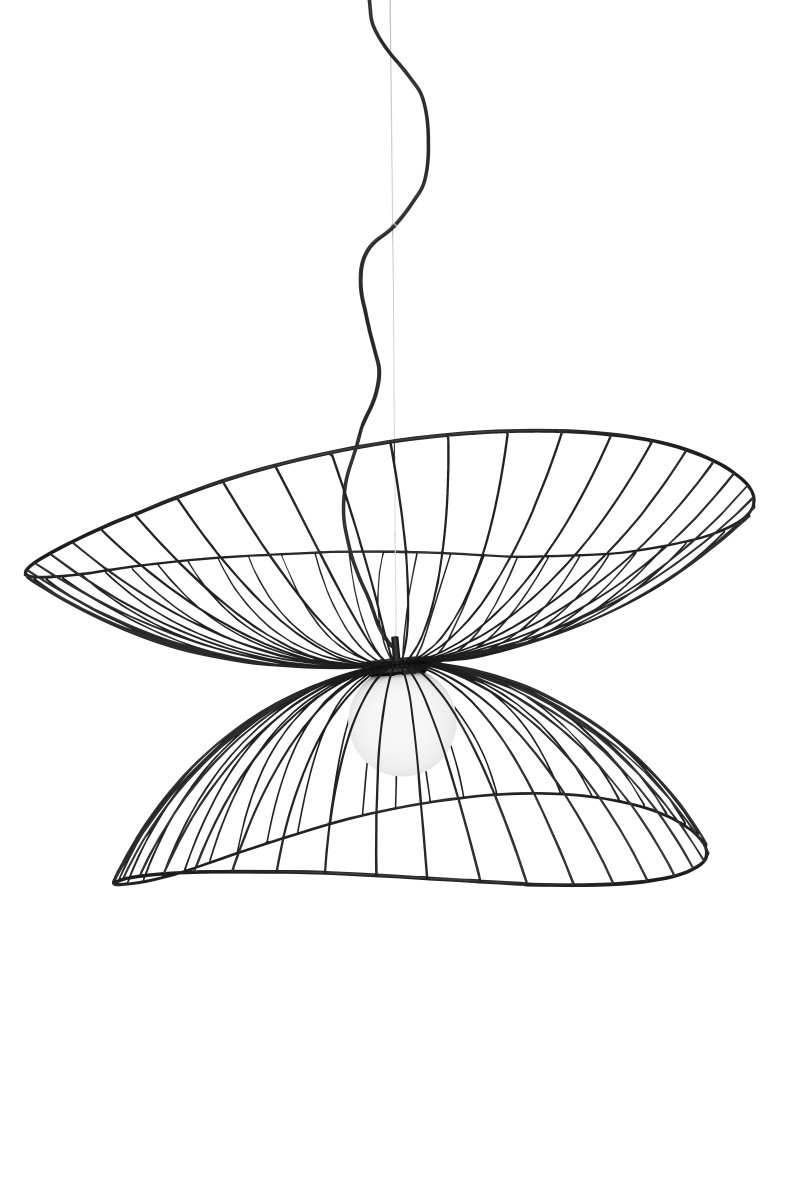 Ray Ø115 Svart Taklampe Fra Globen Lighting - Ray er en metallpendel med en organisk, mykt bølgende form.