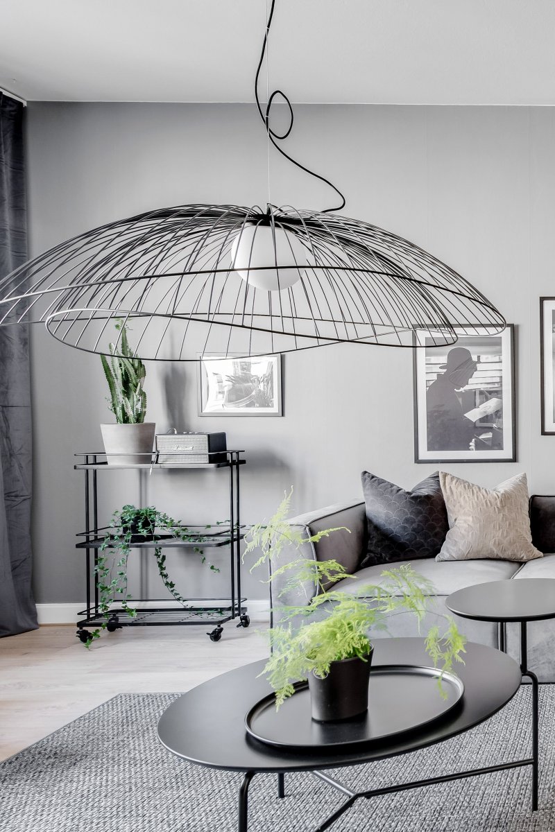 Ray Ø115 Svart Taklampe Fra Globen Lighting - Ray er en metallpendel med en organisk, mykt bølgende form.