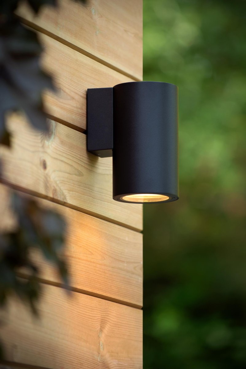 Volantis Svart utendørslampe Fra Lucide - Volantis består av en robust sylinder og en firkantet sokkel som du enkelt monterer på; veggen.