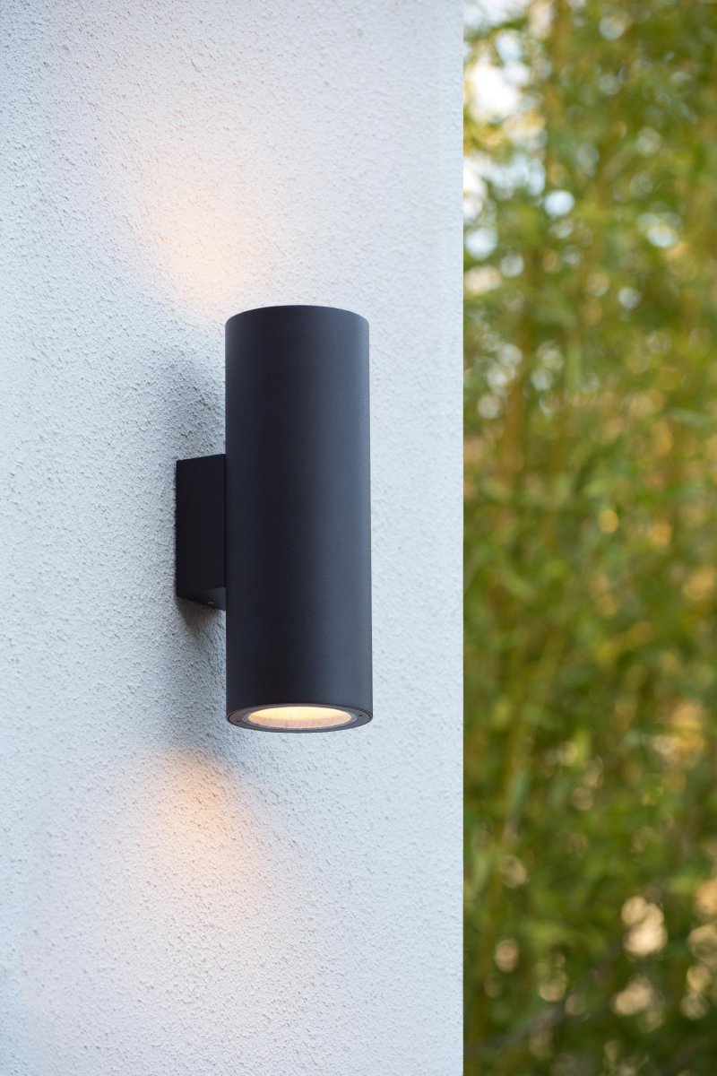 Volantis Svart utendørslampe Fra Lucide - Volantis består av en robust sylinder og en firkantet sokkel som du enkelt monterer på; veggen.
