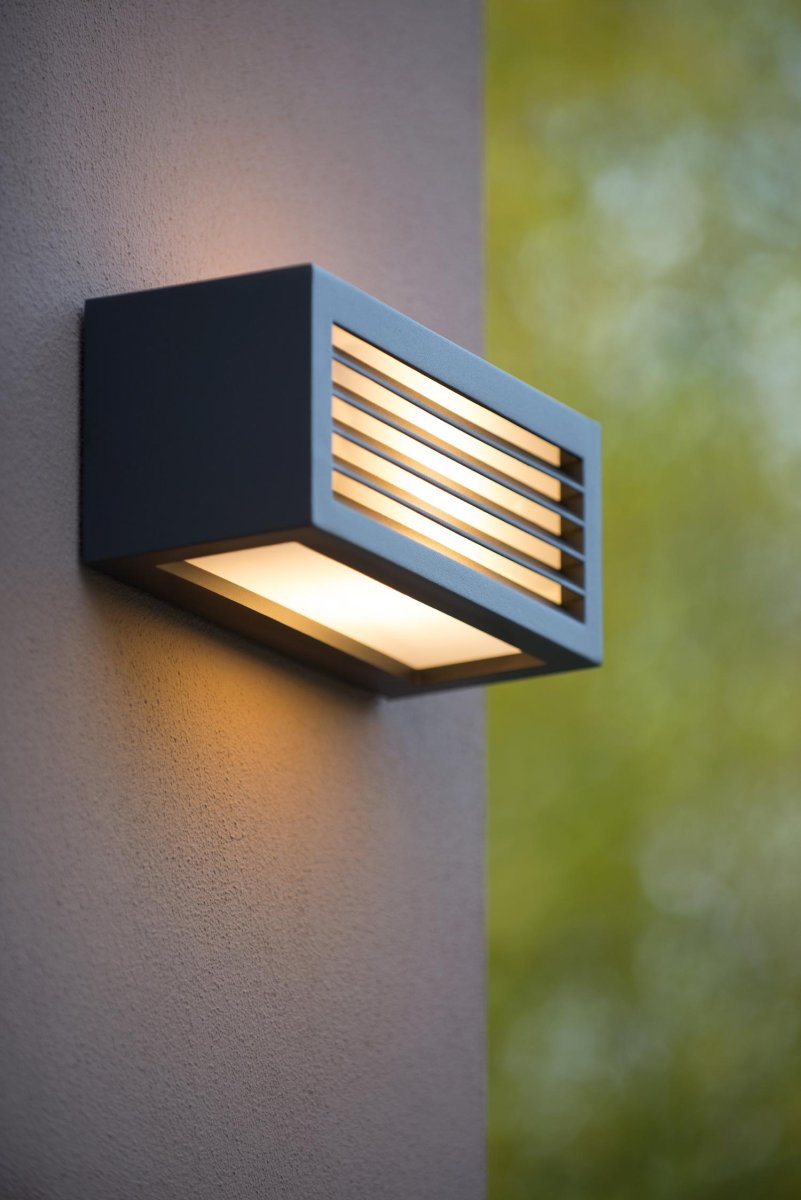Dimo Antrasitt utendørslampe Fra Lucide - Dimo er også&aring; enkel å koble til en dimmer.