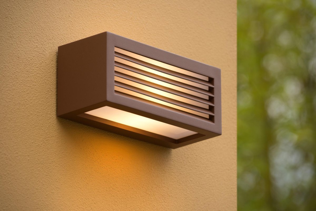 Dimo Brun utendørslampe Fra Lucide - Dimo er også&aring; enkel å koble til en dimmer.