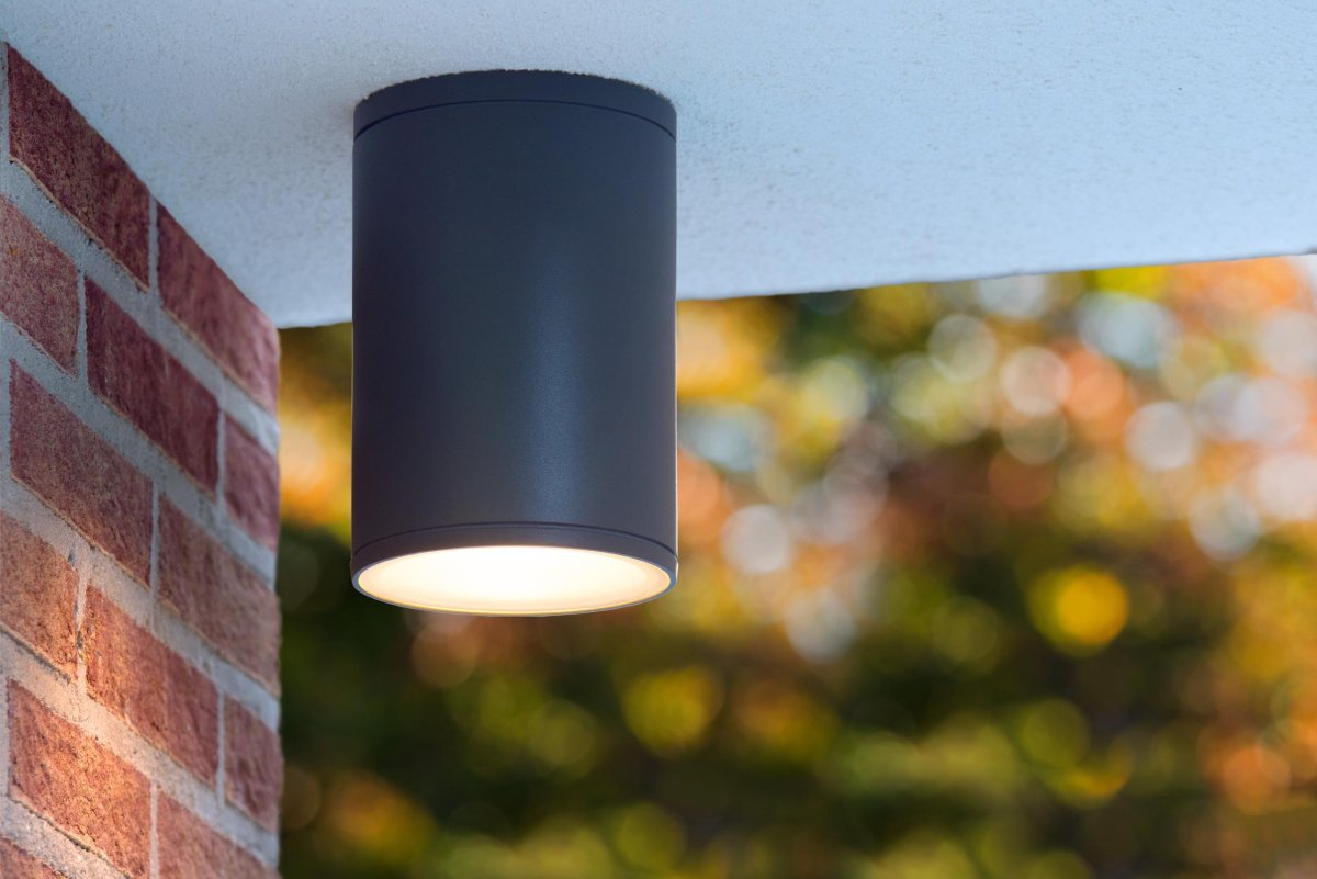Tubix Antrasitt Fra Lucide - Tubix er en taklampe designet for utendørs bruk, og den tåler både vind og vær uten problemer.