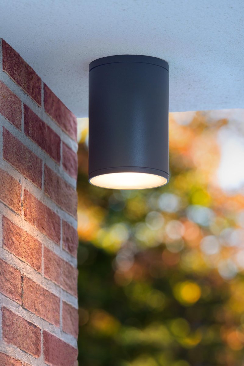 Tubix Antrasitt Fra Lucide - Tubix er en taklampe designet for utendørs bruk, og den tåler både vind og vær uten problemer.
