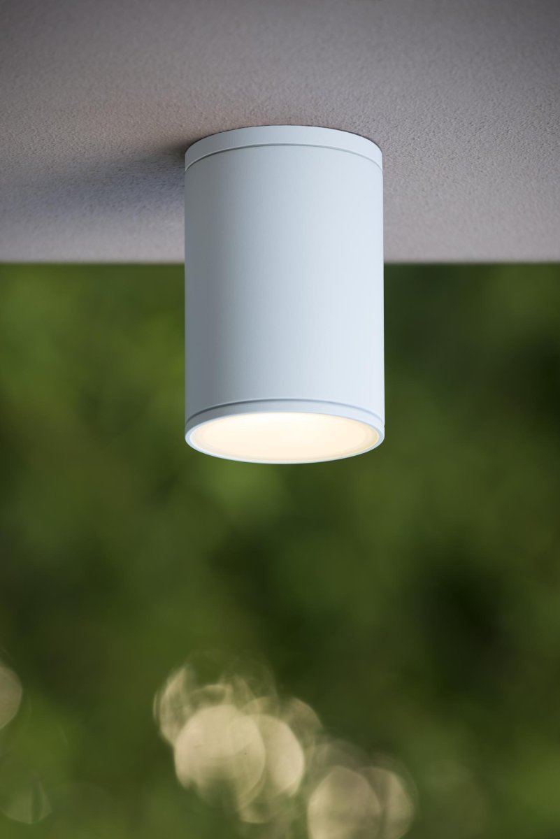 Tubix Hvit Fra Lucide - Tubix er en taklampe designet for utendørs bruk, og den tåler både vind og vær uten problemer.