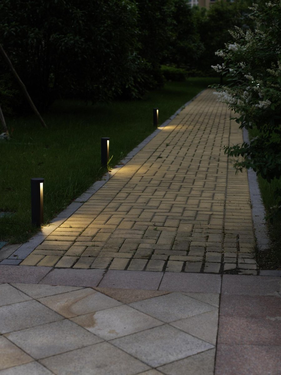 Combo 25cm Svart pullerter Fra Lucide - Lag stil og lys på&aring; din terrasse eller i hagen din med Combo, en elegant utendørsbelysning som kombinerer moderne design med praktisk funksjonalitet.