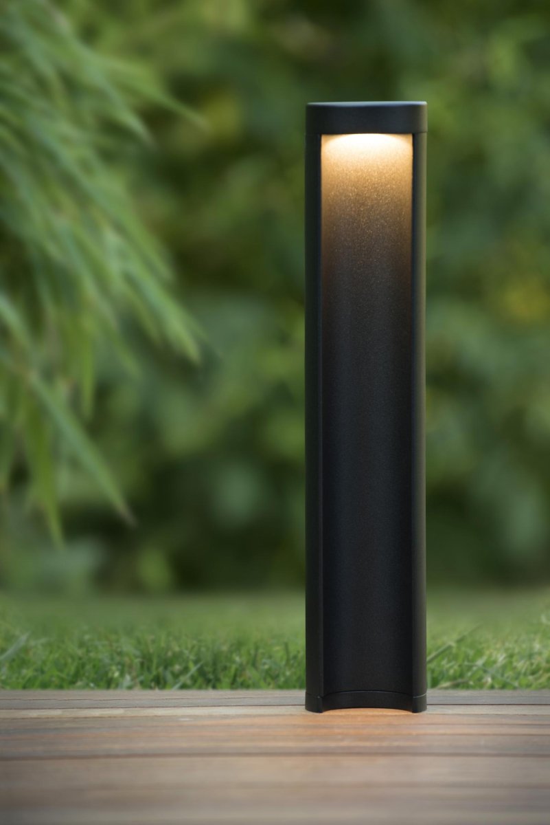 Combo 45cm Svart pullerter Fra Lucide - LED-lampene har en levetid på minst 30 000 timer og er energieffektive med energiklasse A, noe som gjør Combo til et bærekraftig valg for langsiktig belysning.