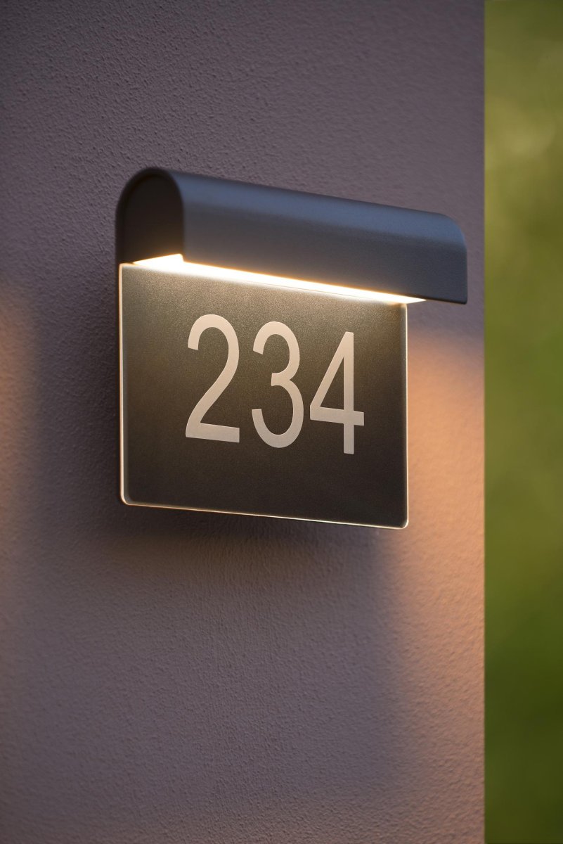 Thesi Led Svart utendørslampe Fra Lucide - Med Thesi f&aring;r adressen din en ny betydning, og denne vegglampen b&aelig;rer sin misjon med stolthet.