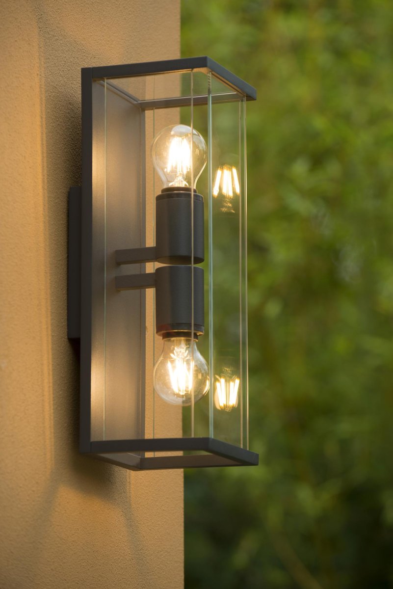 Claire Antrasitt utendørslampe Fra Lucide - Med en IP-verdi på 54 er denne slitesterke vegglampen perfekt for utendørs bruk, for eksempel som stemningsbelysning ved inngangsdøren eller for å skape komfort i hagen eller på terrassen.