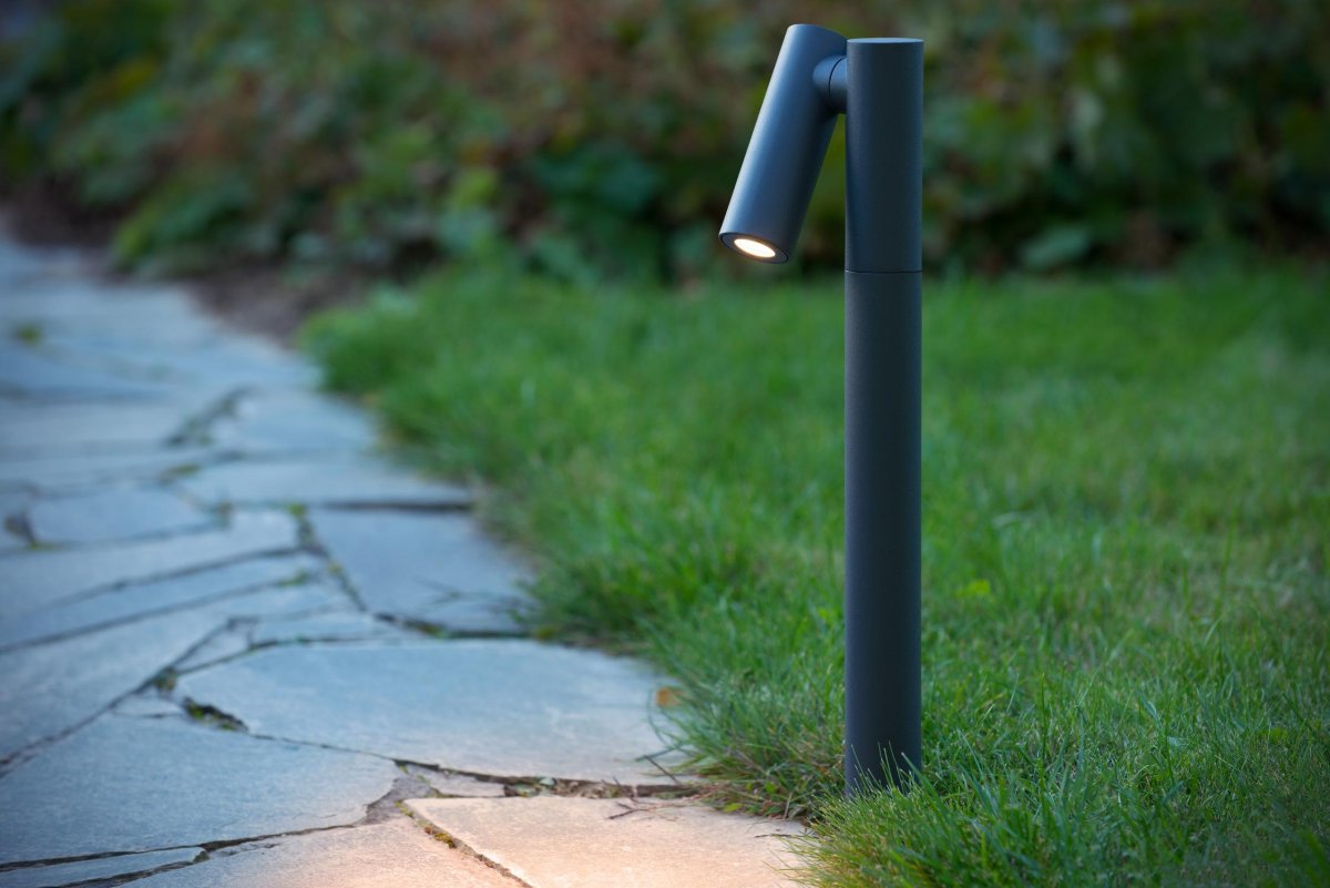 Tatum 43cm Antrasitt pullerter Fra Lucide - Designet skiller seg ut for sin enkelhet: en vertikal søyle med en vippbar arm som huser den integrerte LED-lyskilden.