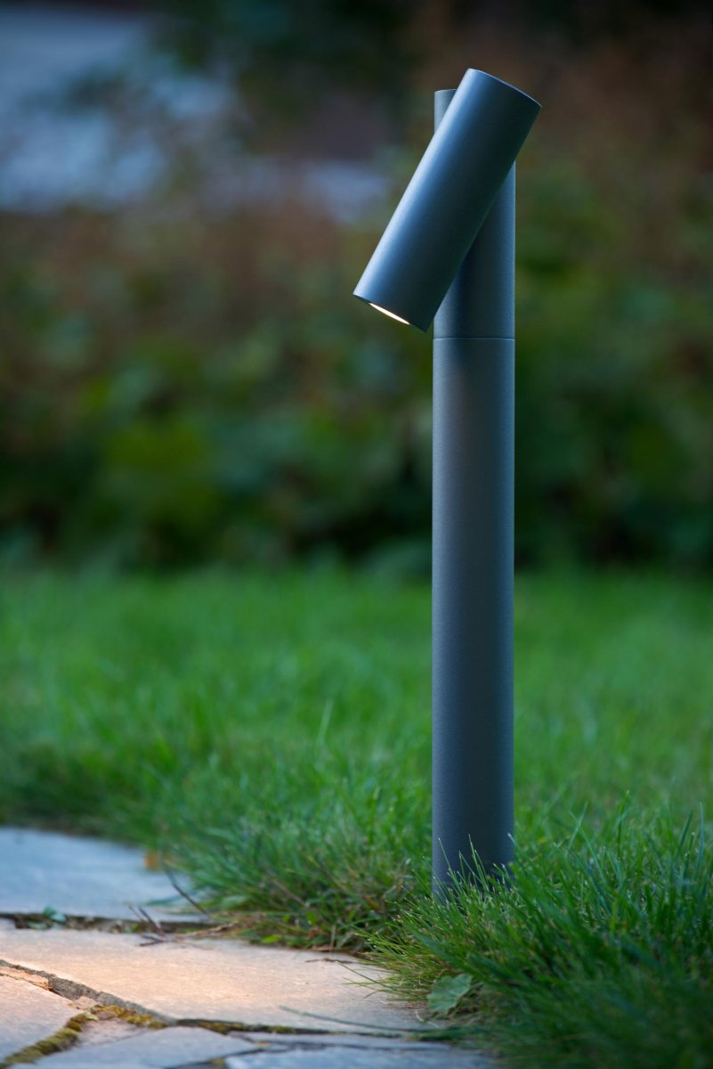 Tatum 43cm Antrasitt pullerter Fra Lucide - Designet skiller seg ut for sin enkelhet: en vertikal søyle med en vippbar arm som huser den integrerte LED-lyskilden.