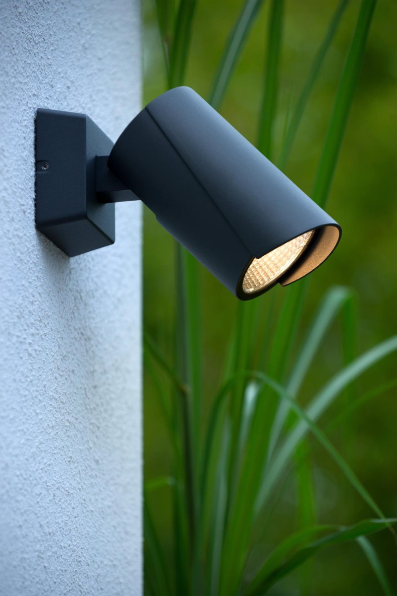 Manal Antrasitt utendørslampe Fra Lucide - Takket være skjermen er lyskilden beskyttet mot støv og smuss, noe som gir et klarere lys og bedre sikt.