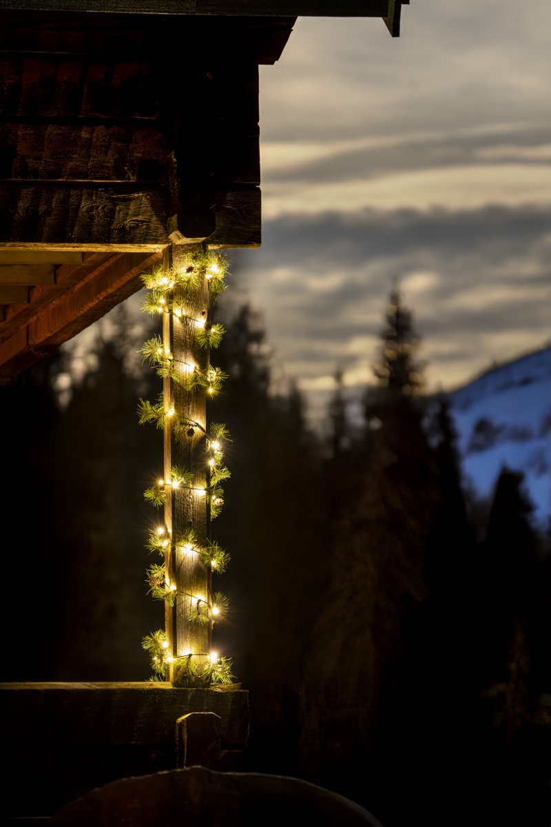 Girlander 6m Grønn Fra Konstsmide - Skap en varm og innbydende vinterf&oslash;lelse med denne girlanderen med kunstige furun&aring;ler og sm&aring; kongler.