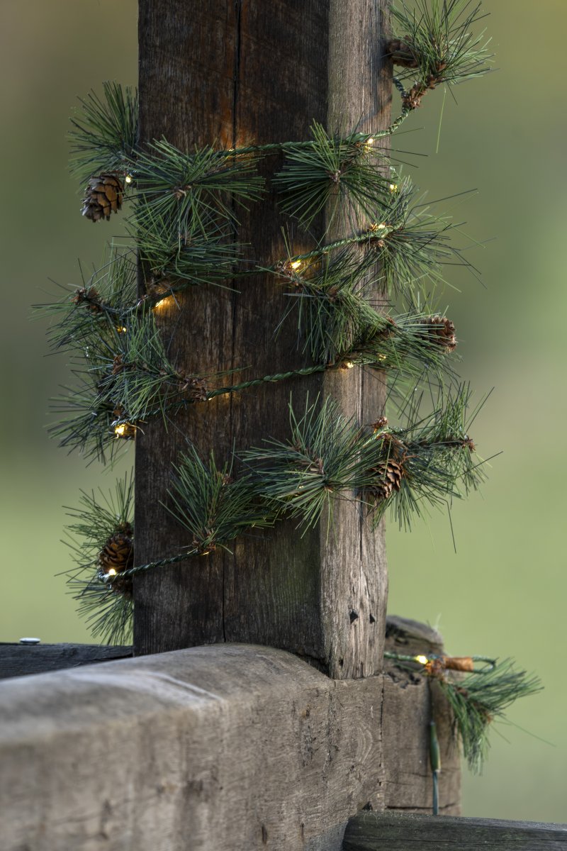 Girlander 6m Grønn Fra Konstsmide - Skap en varm og innbydende vinterf&oslash;lelse med denne girlanderen med kunstige furun&aring;ler og sm&aring; kongler.