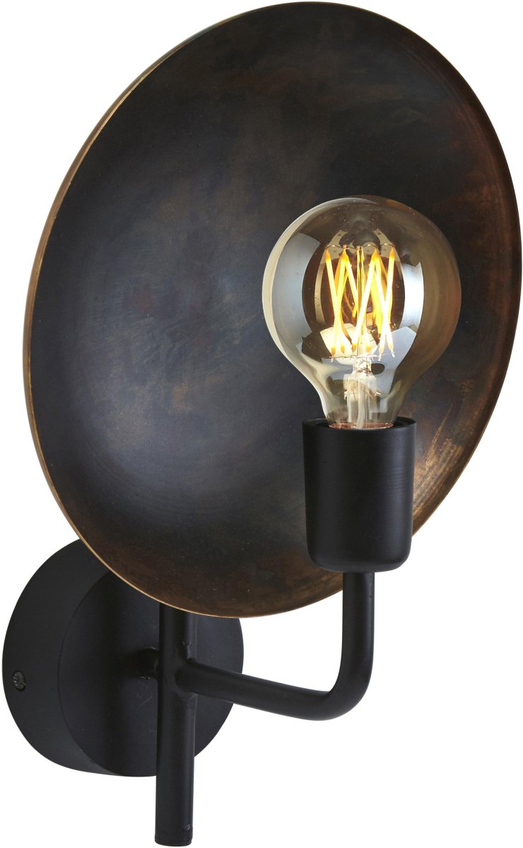 Upptown 36cm Svart vegglampe Fra PR Home - Uptown vegglampe er en unik lampe med metallskjerm med patina bak lyskilden som reflekterer lyset på; en vakker måte.
