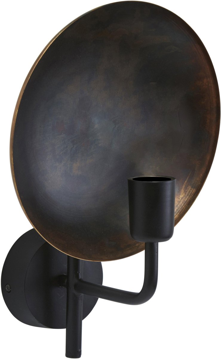 Upptown 36cm Svart vegglampe Fra PR Home - Uptown vegglampe er en unik lampe med metallskjerm med patina bak lyskilden som reflekterer lyset på; en vakker måte.