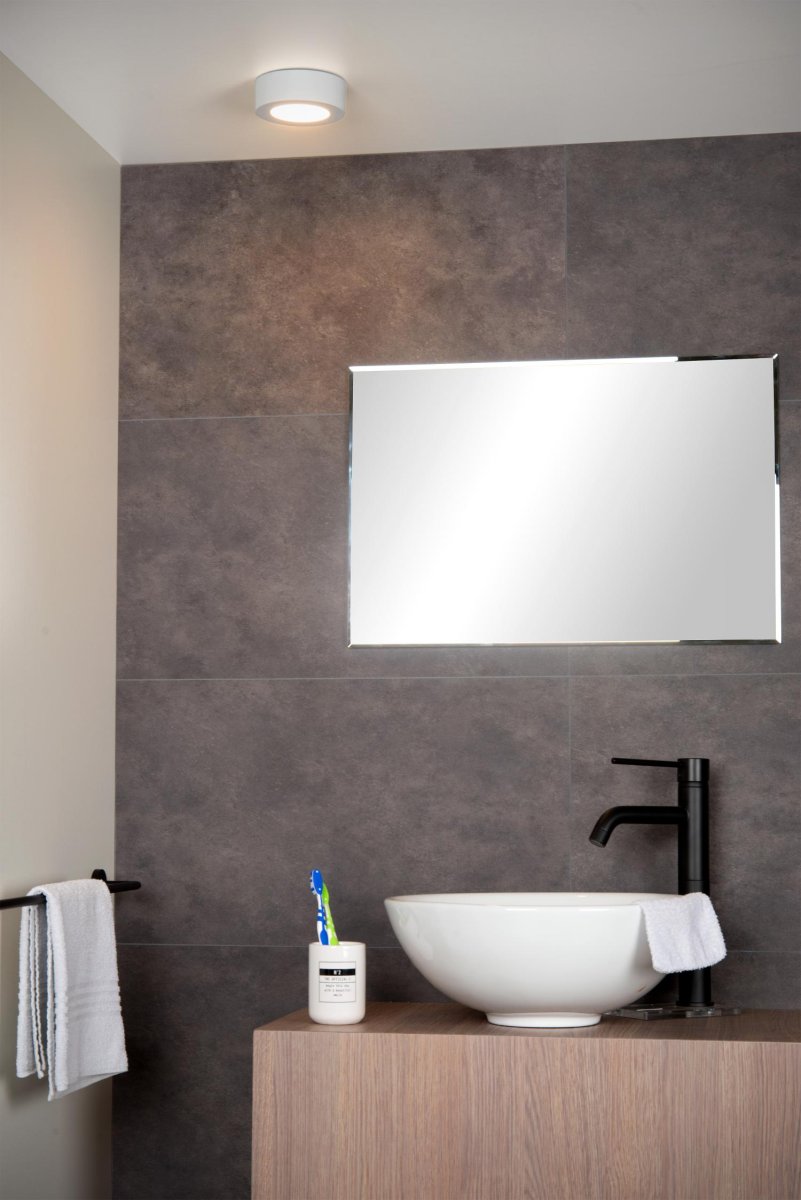 Brice-Led Ø12 Hvit baderomslampe Fra Lucide - Utstyrt med LED-lamper fra den kjente produsenten Epistar, leverer Brice LED en høy lysstyrke og et jevnt, varmhvitt lys.
