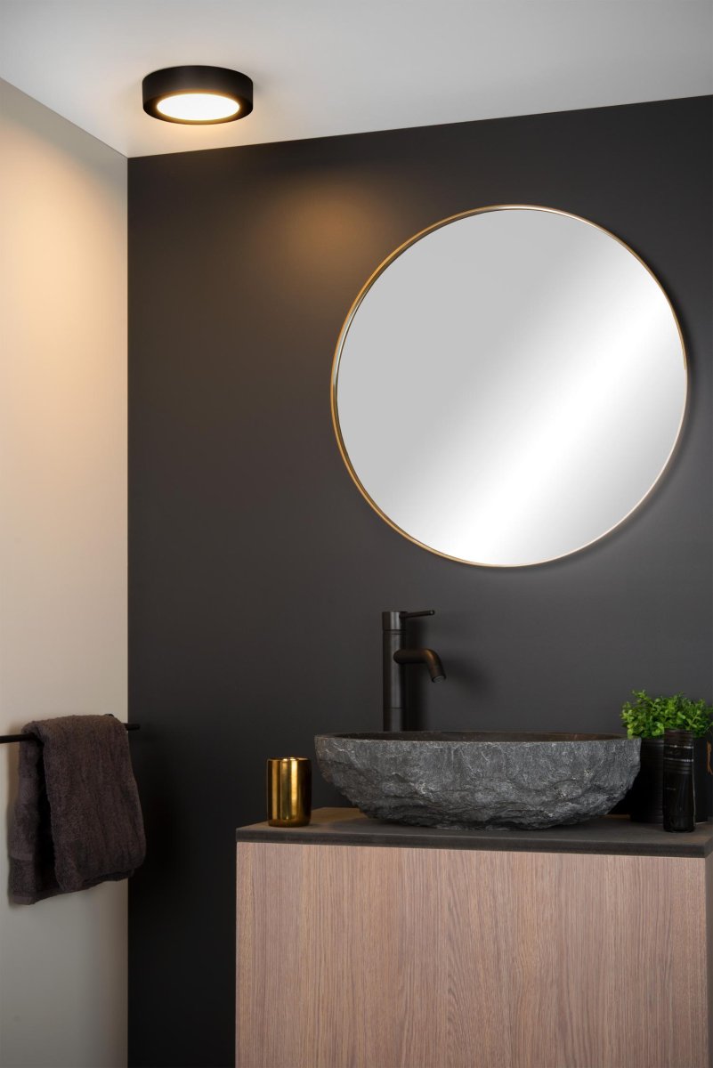Brice-Led Ø18 Svart baderomslampe Fra Lucide - Armaturet er laget av et enkelt stykke aluminium, noe som gir den en så elegant og elegant design som virkelig skiller seg ut fra vanlige taklamper.