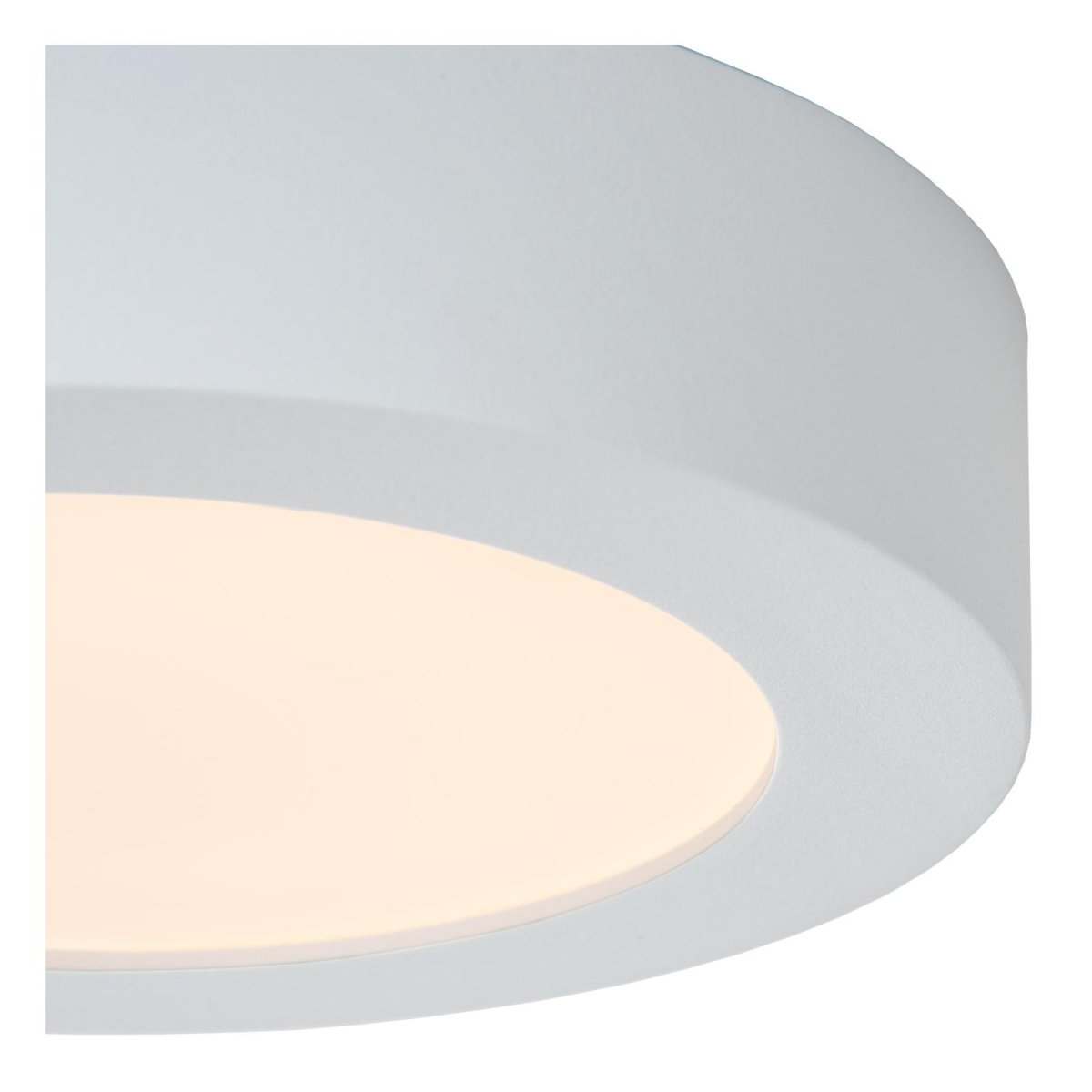 Brice-Led Ø18 Hvit baderomslampe Fra Lucide - Armaturet er laget av et enkelt stykke aluminium, noe som gir den en så elegant og elegant design som virkelig skiller seg ut fra vanlige taklamper.