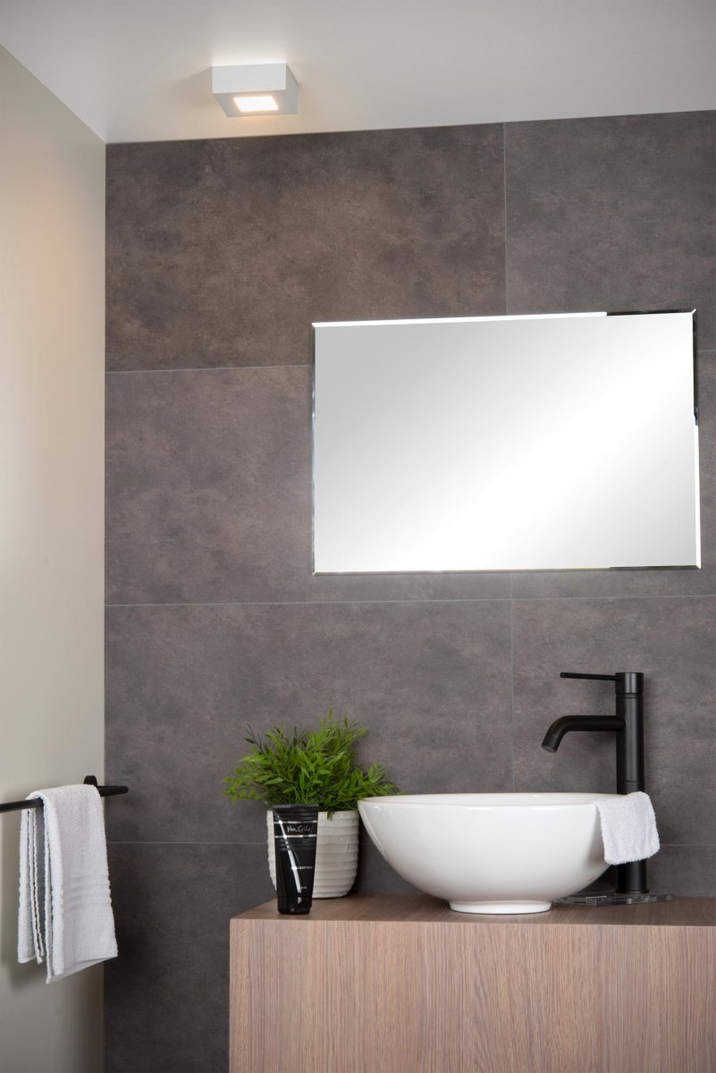 Brice 10cm Hvit baderomslampe Fra Lucide - Leter du etter en taklampe av høy kvalitet med den nyeste LED-teknologien og et tidløst design?