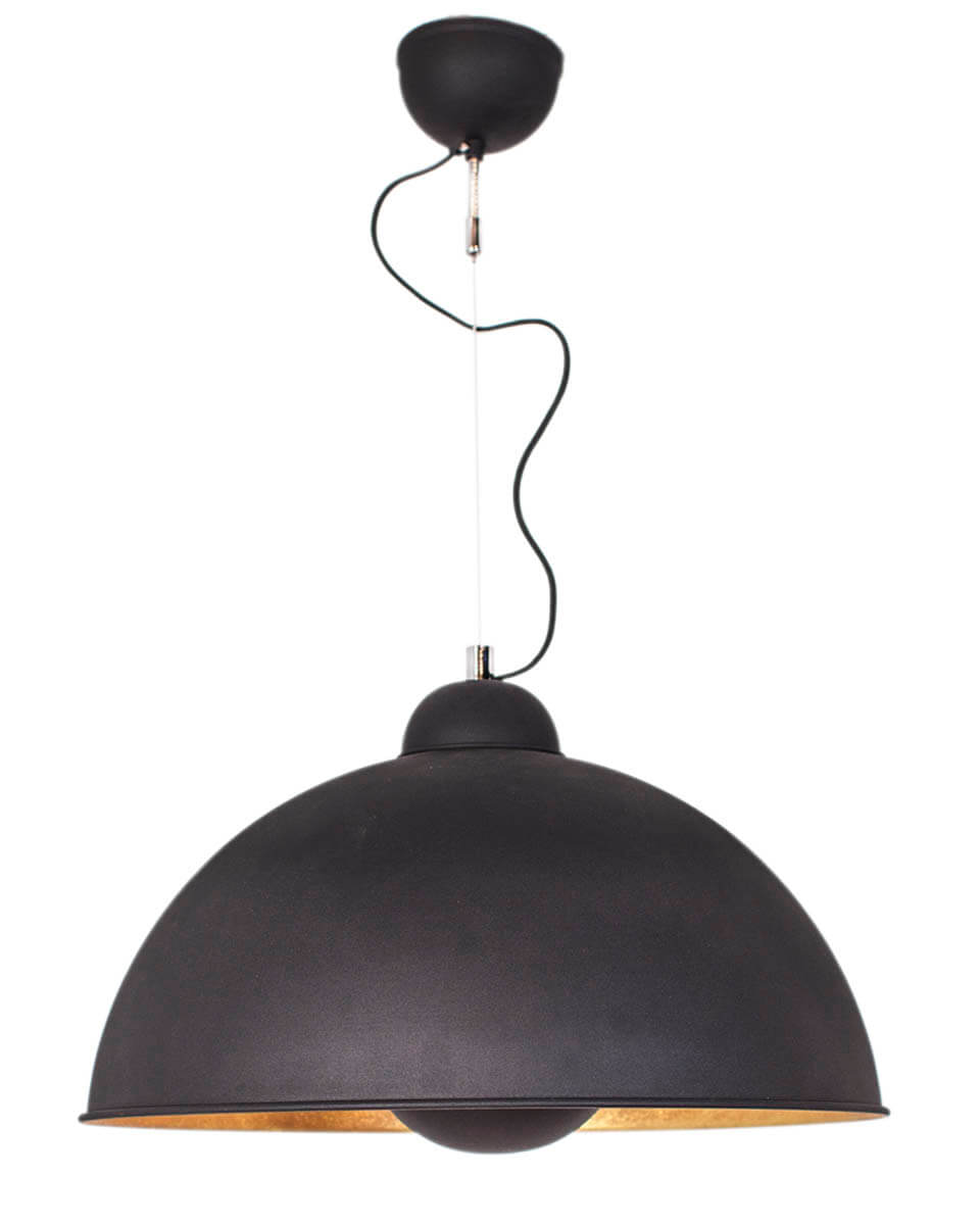 Captain Ø53 Svart/gull Taklampe Fra By Rydéns - Lampen er laget av svart metall, noe som gir et t&oslash;ft og moderne inntrykk, mens gullfargen p&aring; innsiden skaper en varm atmosf&aelig;re.