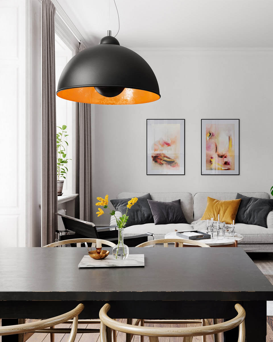 Captain Ø53 Svart/gull Taklampe Fra By Rydéns - Lampen er laget av svart metall, noe som gir et t&oslash;ft og moderne inntrykk, mens gullfargen p&aring; innsiden skaper en varm atmosf&aelig;re.