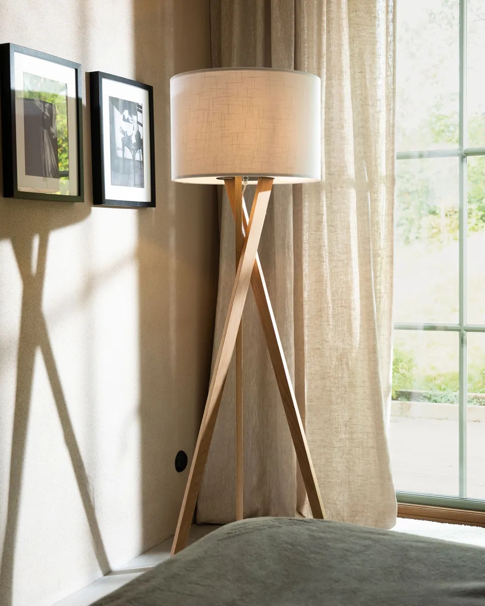 Vega Eik/hvit gulvlampe Fra By Rydéns - Vega er en stilig gulvlampe med en imponerende h&oslash;yde p&aring; 160 cm og en ramme i heltre eik.