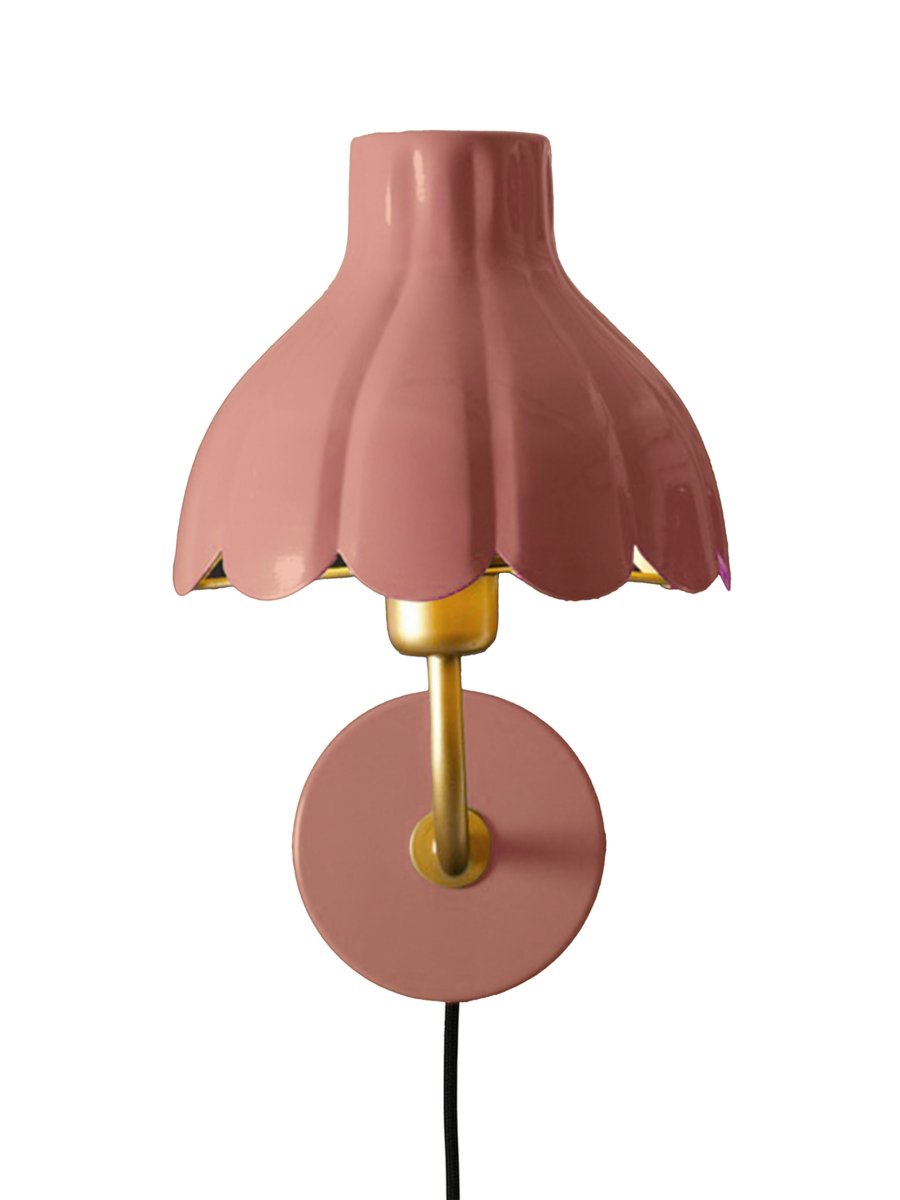 Wells 35cm Mørk rosa leselampe Fra PR Home - Wells er en dekorativ vegglampe i metall med et mykt og romantisk uttrykk.