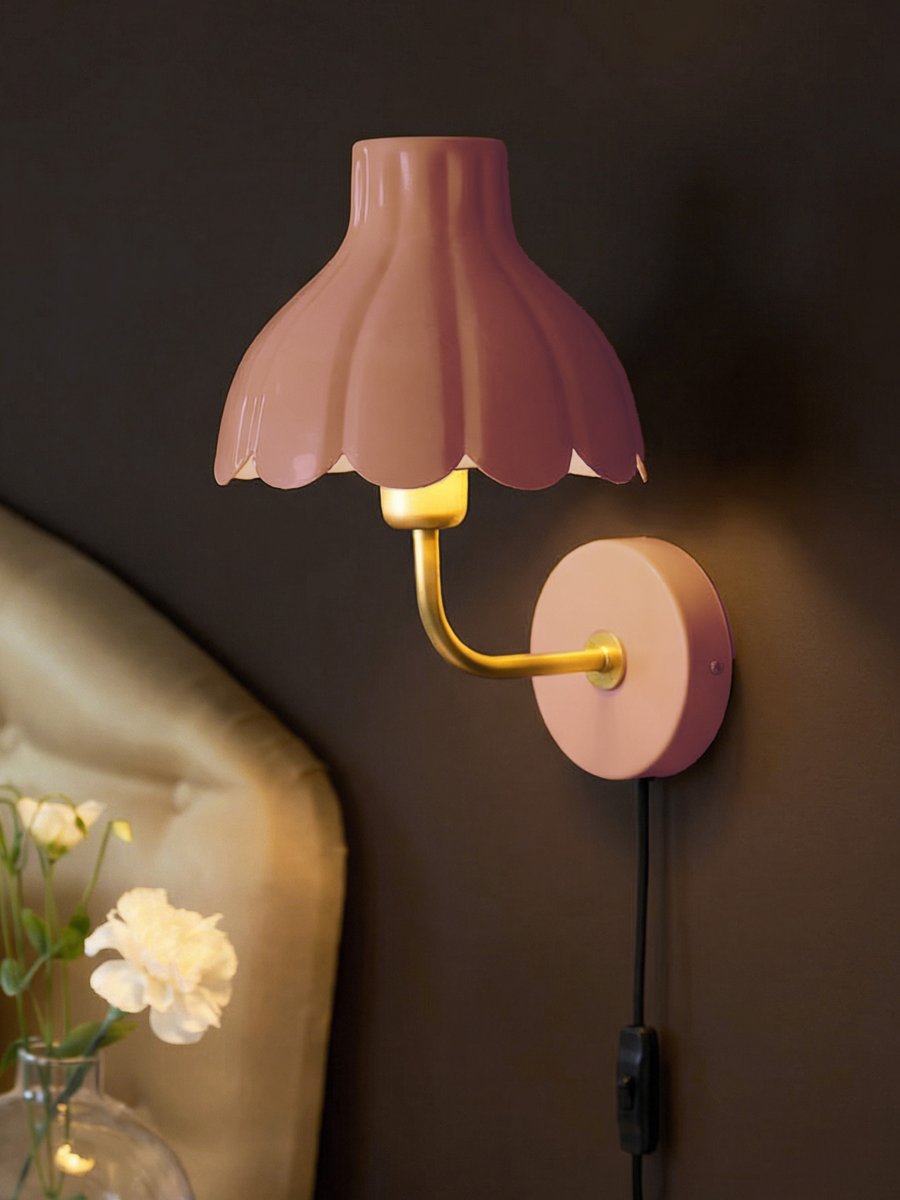 Wells 35cm Mørk rosa leselampe Fra PR Home - Wells er en dekorativ vegglampe i metall med et mykt og romantisk uttrykk.
