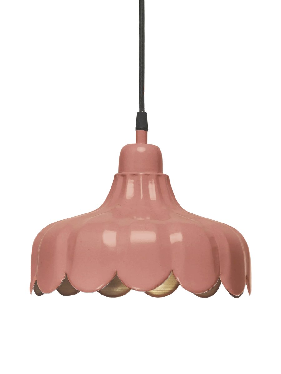 Wells Ø24 Mørk rosa vinduslampe Fra PR Home - Den ble inspirert av en blomst og skapte denne serien i flere modeller og farger.