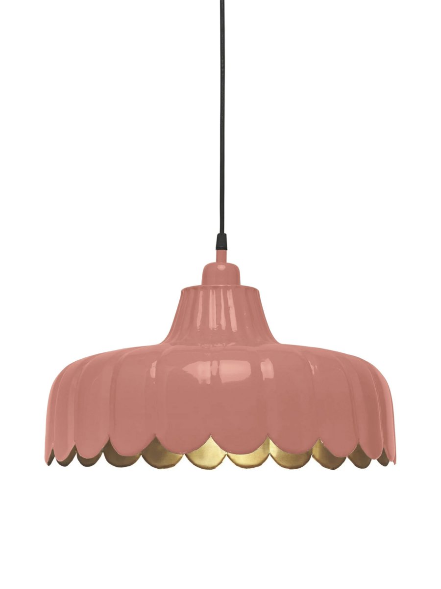 Wells Ø45 Mørk rosa Taklampe Fra PR Home - Wells taklampe i metall gir hjemmet ditt en frisk og romantisk f&oslash;lelse.