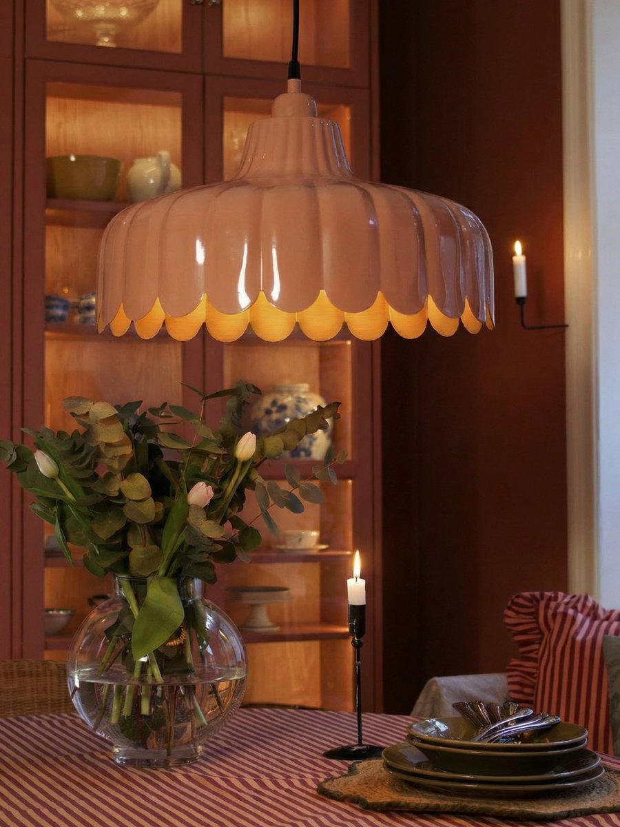 Wells Ø45 Mørk rosa Taklampe Fra PR Home - Wells taklampe i metall gir hjemmet ditt en frisk og romantisk f&oslash;lelse.