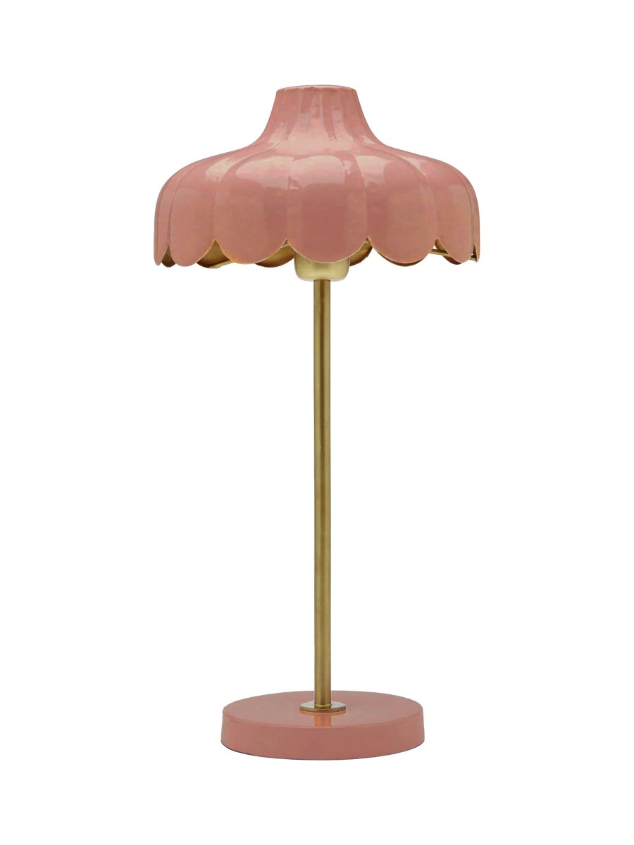 Wells 50cm Mørk rosa bordlampe Fra PR Home - Lampen er inspirert av en blomst, og denne serien er tilgjengelig i flere farger og modeller.