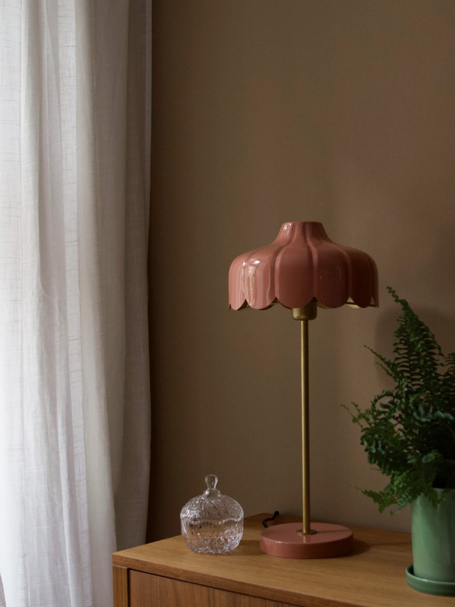 Wells 50cm Mørk rosa bordlampe Fra PR Home - Lampen er inspirert av en blomst, og denne serien er tilgjengelig i flere farger og modeller.