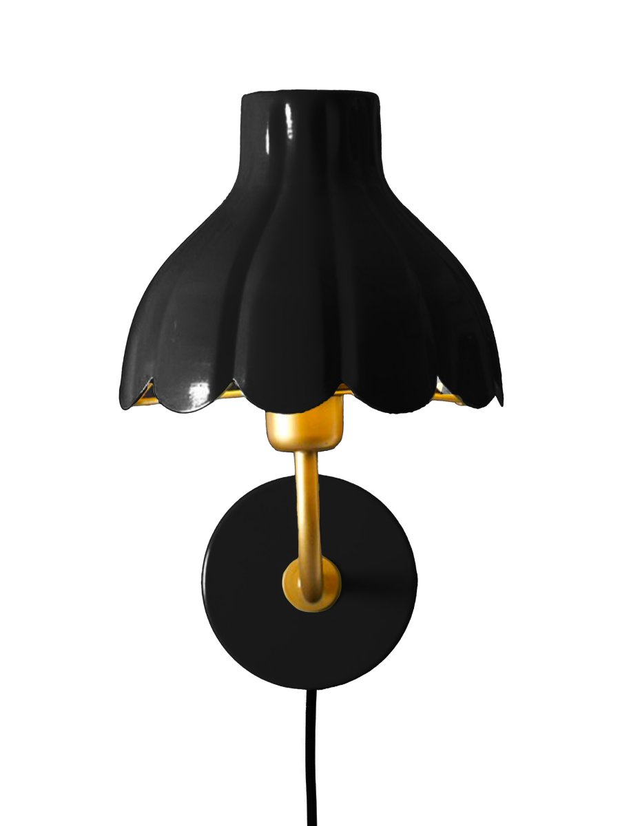 Wells 35cm Svart leselampe Fra PR Home - Wells er en dekorativ vegglampe i metall med et mykt og romantisk uttrykk.
