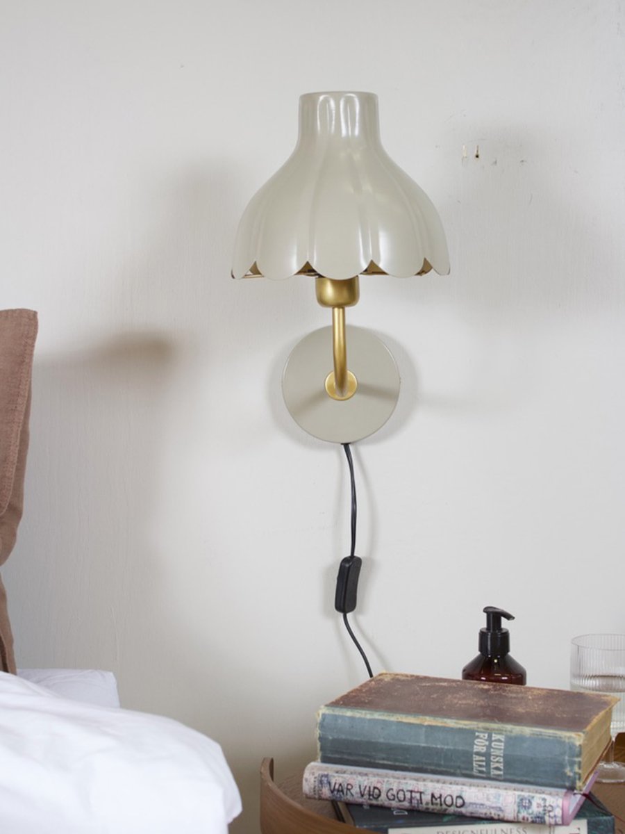Wells 35cm Beige leselampe Fra PR Home - Wells er en dekorativ vegglampe i metall med et mykt og romantisk uttrykk.