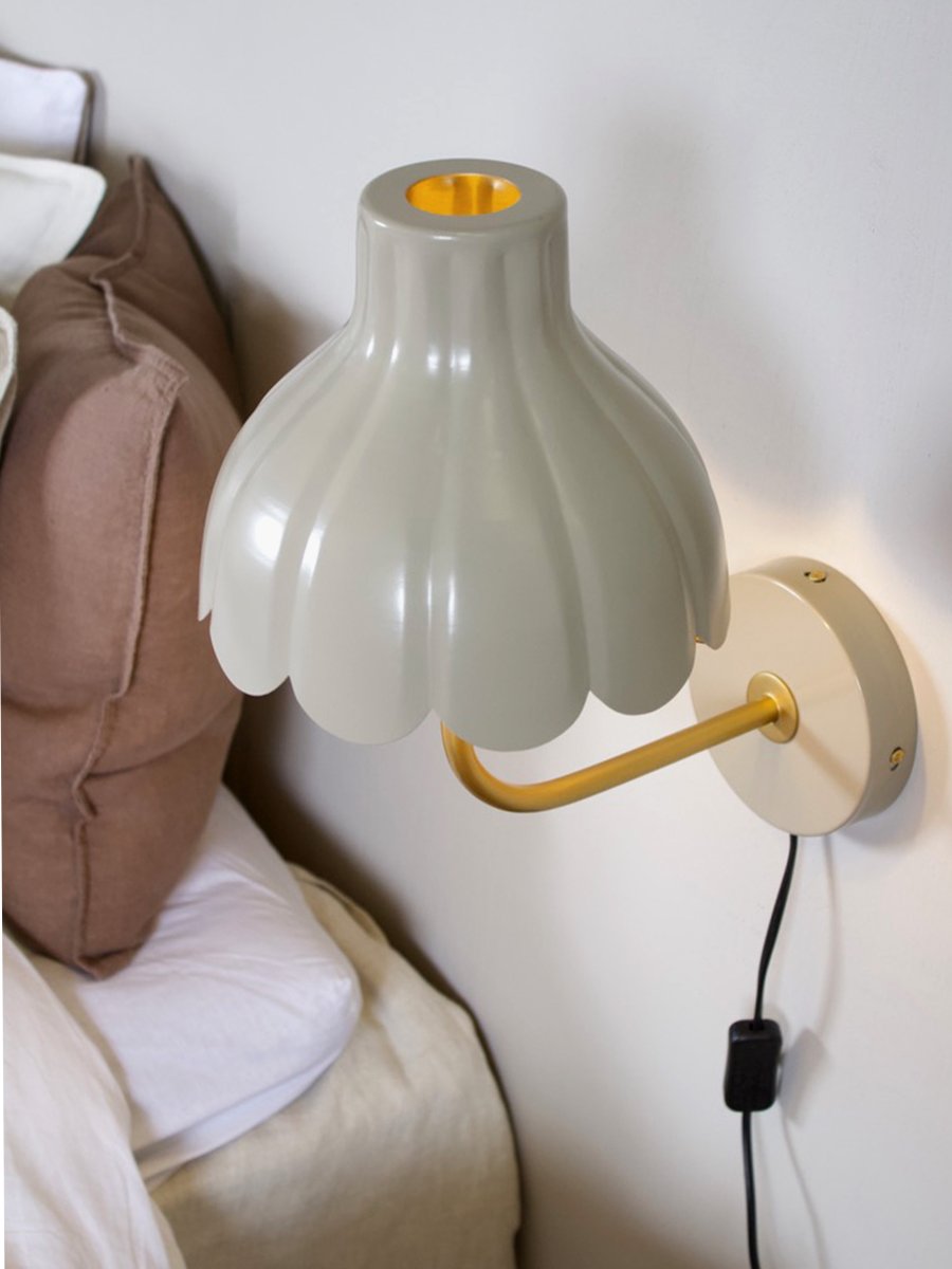 Wells 35cm Beige leselampe Fra PR Home - Wells er en dekorativ vegglampe i metall med et mykt og romantisk uttrykk.