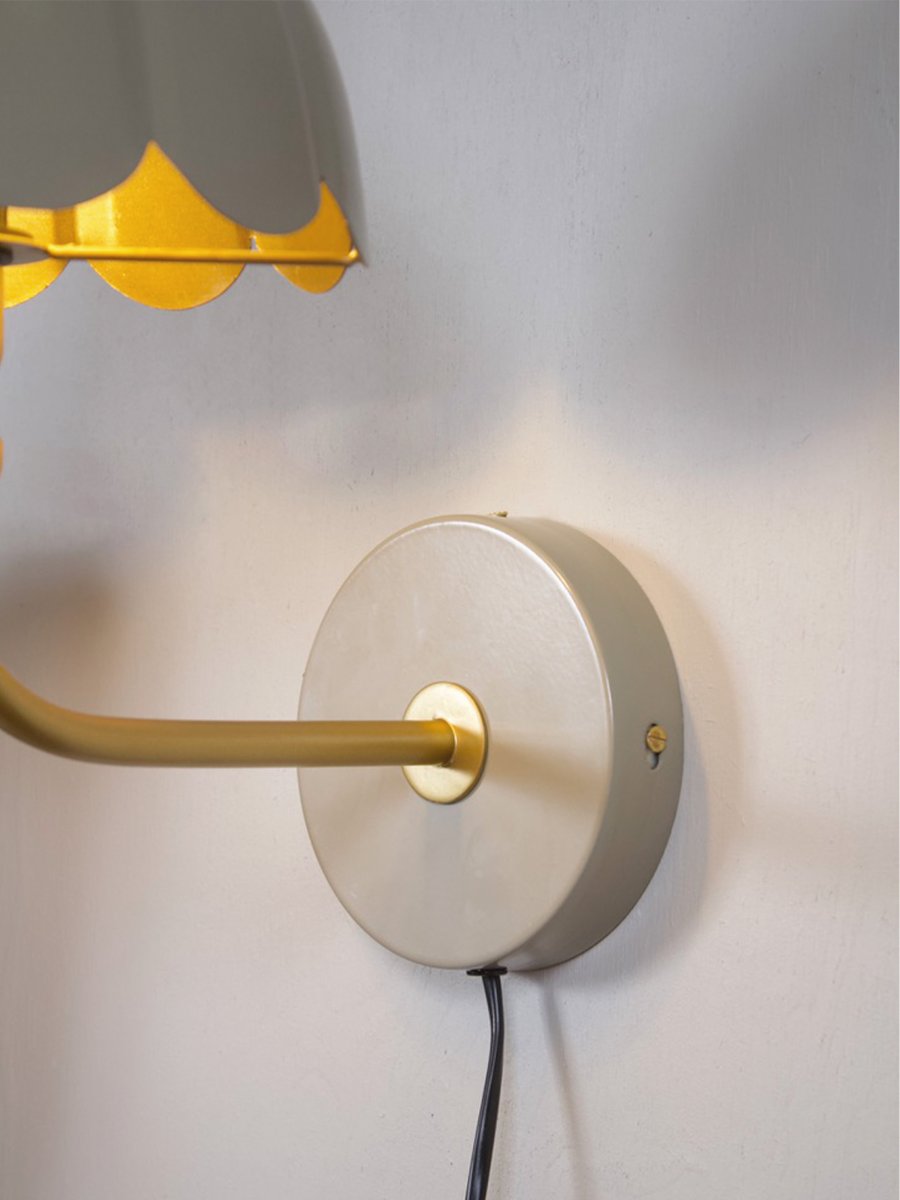 Wells 35cm Beige leselampe Fra PR Home - Wells er en dekorativ vegglampe i metall med et mykt og romantisk uttrykk.