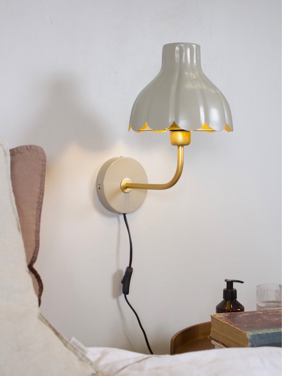 Wells 35cm Beige leselampe Fra PR Home - Wells er en dekorativ vegglampe i metall med et mykt og romantisk uttrykk.