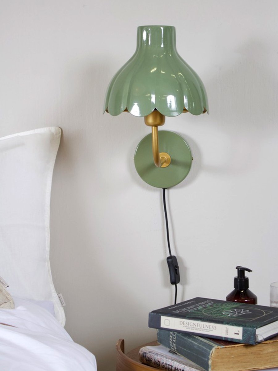 Wells 35cm Mosegrønn leselampe Fra PR Home - Wells er en dekorativ vegglampe i metall med et mykt og romantisk uttrykk.
