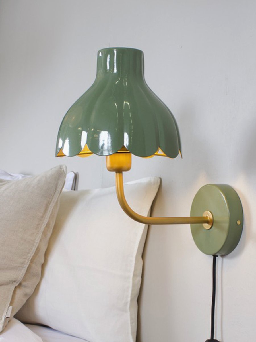 Wells 35cm Mosegrønn leselampe Fra PR Home - Wells er en dekorativ vegglampe i metall med et mykt og romantisk uttrykk.