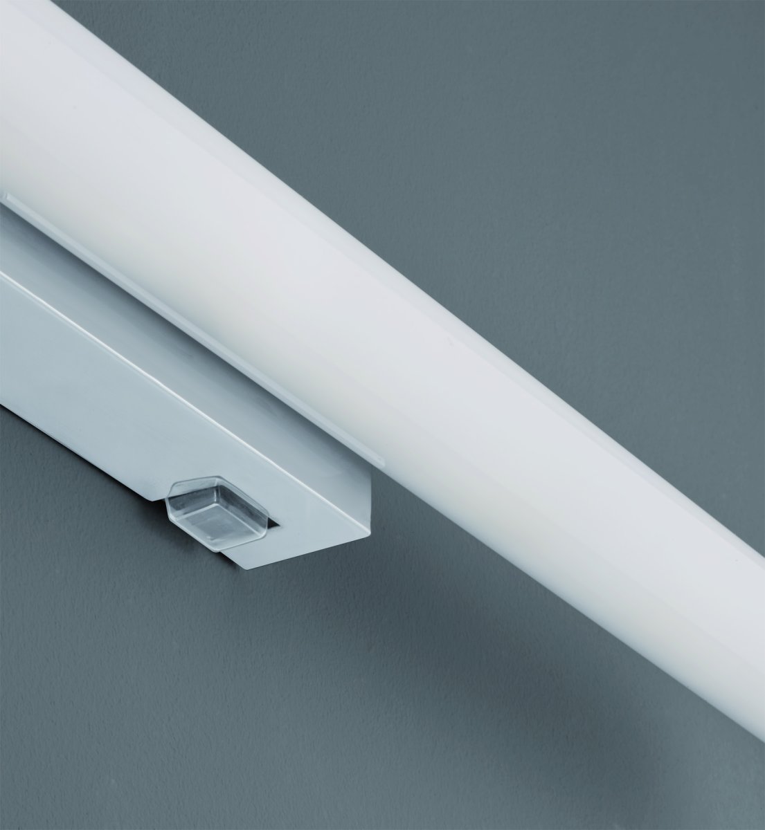 Mattimo 60cm Krom baderomslampe Fra Trio Lighting - Den kombinerer krom og hvit plast for et harmonisk utseende og kan styres med en veggbryter eller den integrerte bryteren.