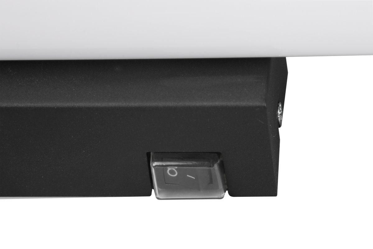 Mattimo 60cm Svart baderomslampe Fra Trio Lighting - Den kombinerer matt svart metall og hvit plast for et harmonisk utseende og kan styres med en veggbryter eller den integrerte bryteren.