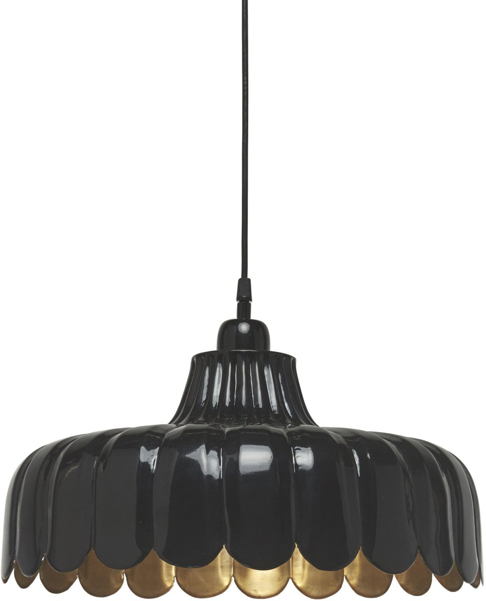 Wells Ø45 Svart Taklampe Fra PR Home - Vi har latt oss inspirere av en blomst og laget denne serien i flere farger og modeller.