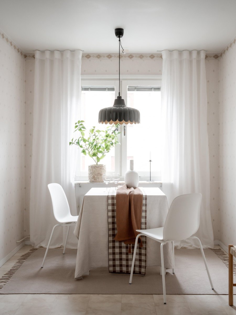 Wells Ø45 Svart Taklampe Fra PR Home - Vi har latt oss inspirere av en blomst og laget denne serien i flere farger og modeller.