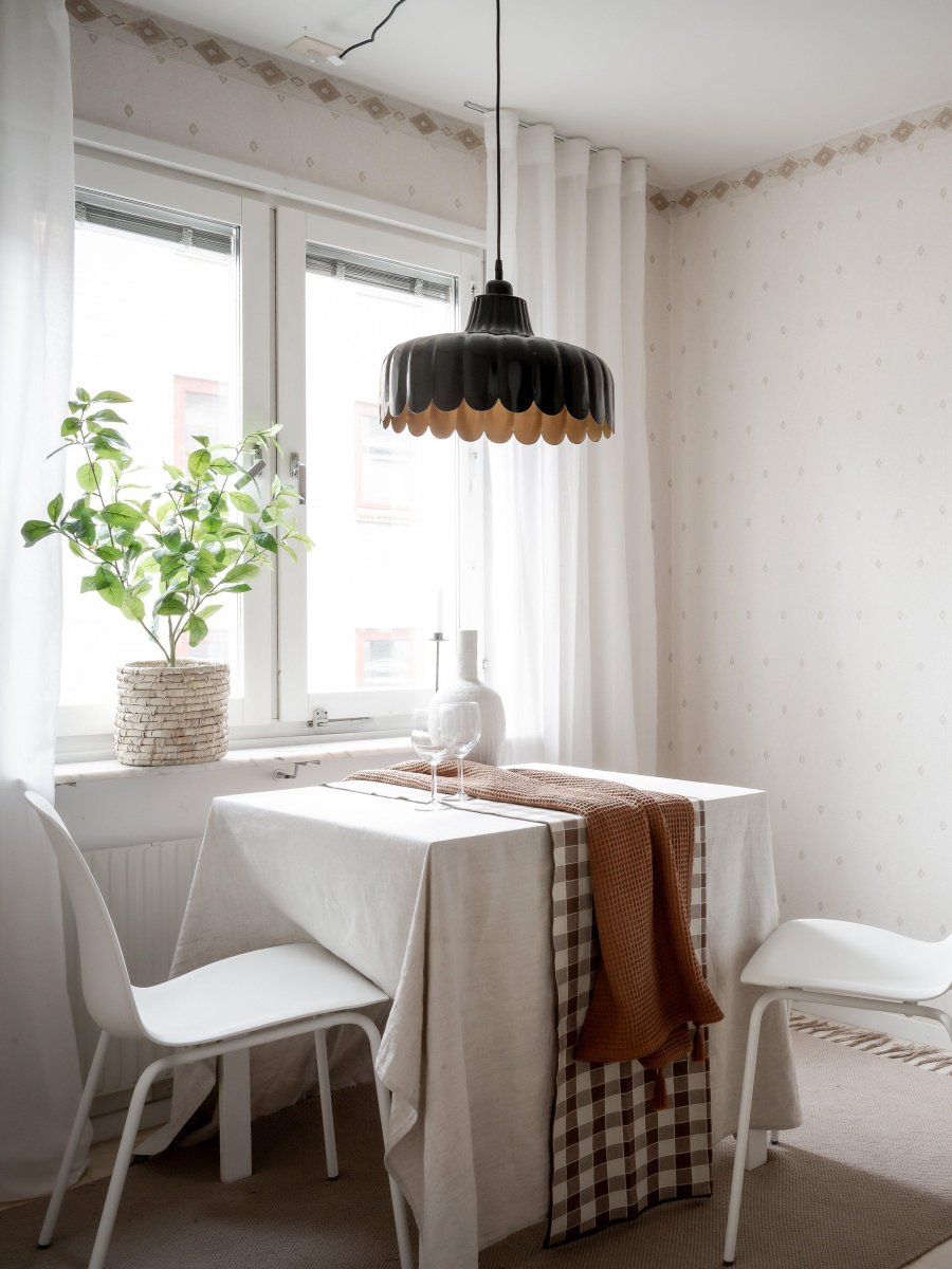 Wells Ø45 Svart Taklampe Fra PR Home - Vi har latt oss inspirere av en blomst og laget denne serien i flere farger og modeller.