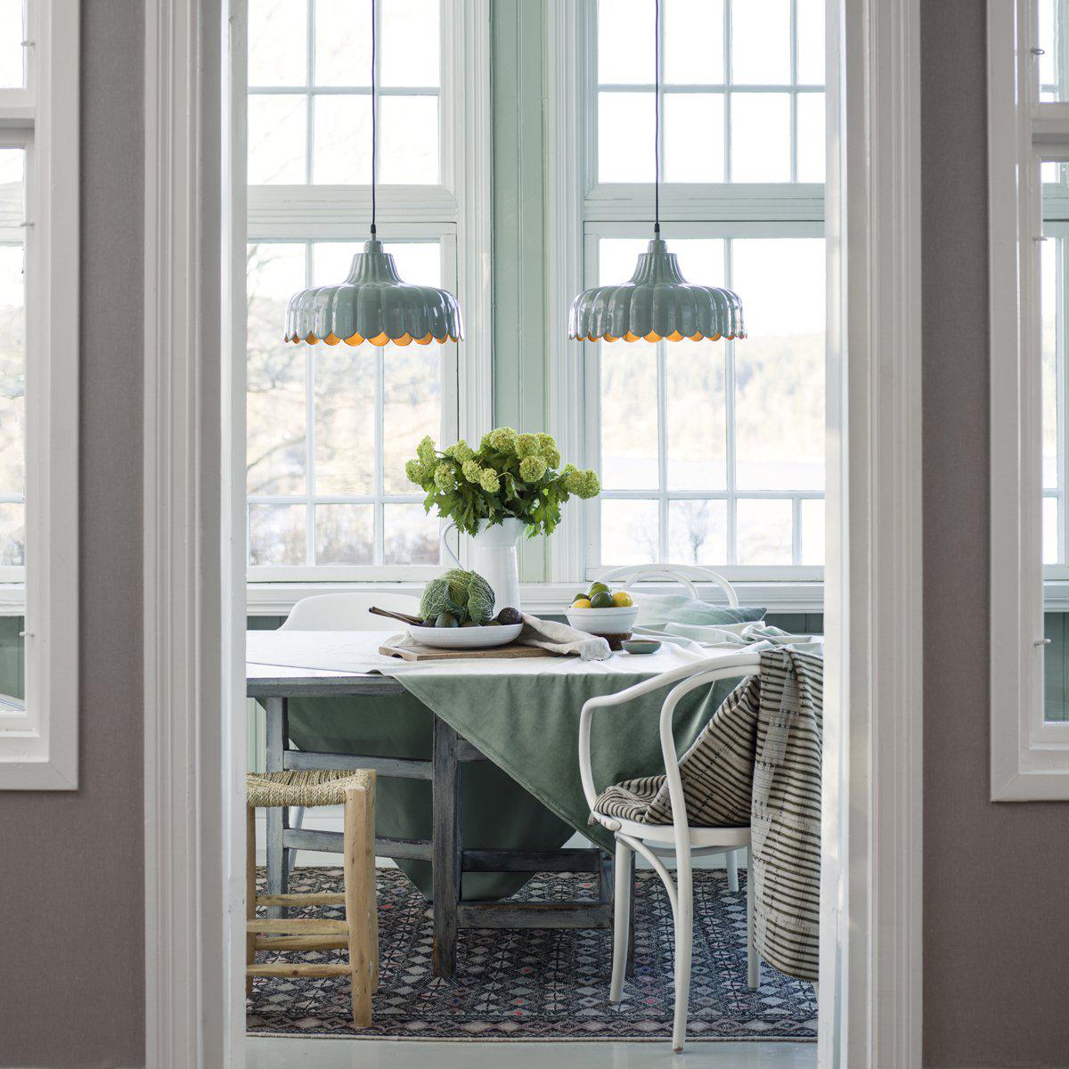 Wells Ø45 Grønn Taklampe Fra PR Home - Vi har latt oss inspirere av en blomst og laget denne serien i flere farger og modeller.