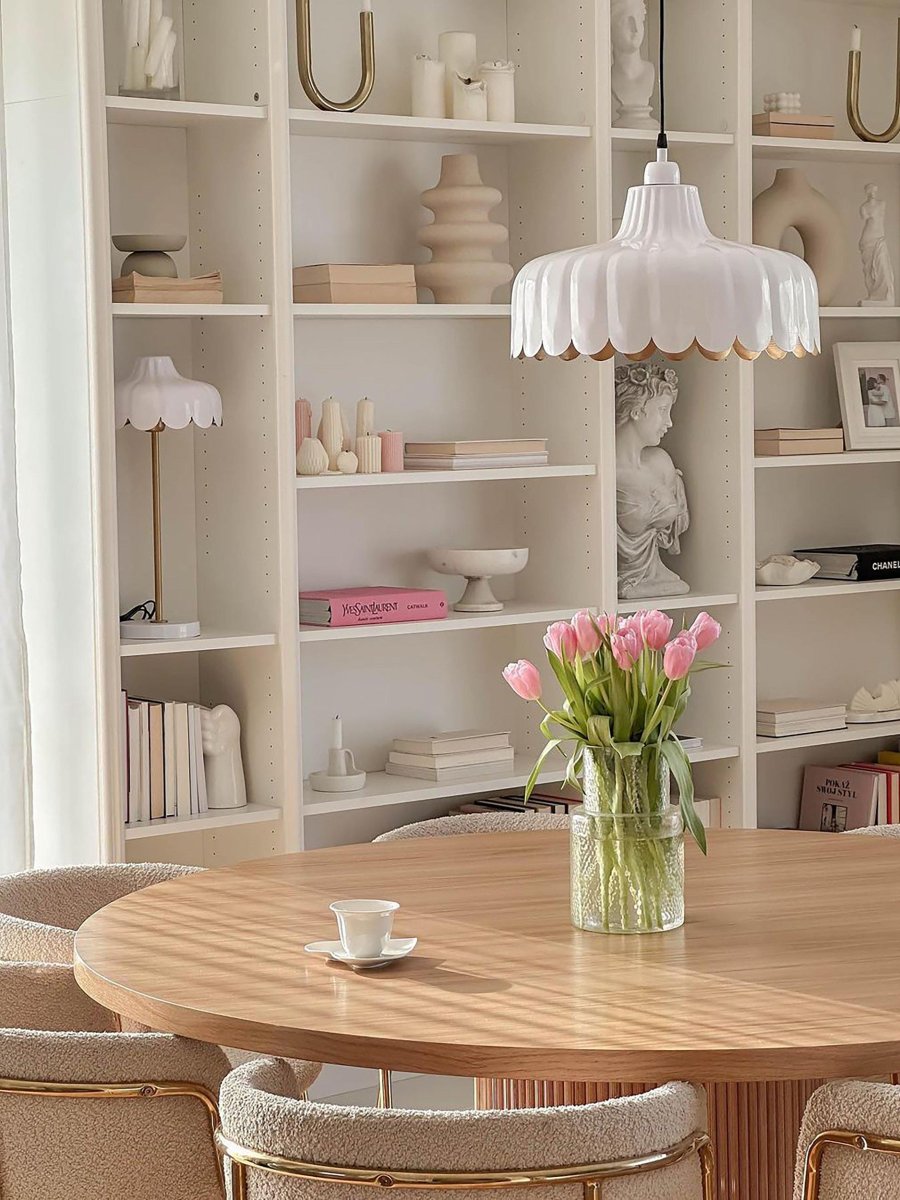 Wells 50cm Hvit bordlampe Fra PR Home - Vi har blitt inspirert av en blomst og laget denne serien i flere farger og modeller.