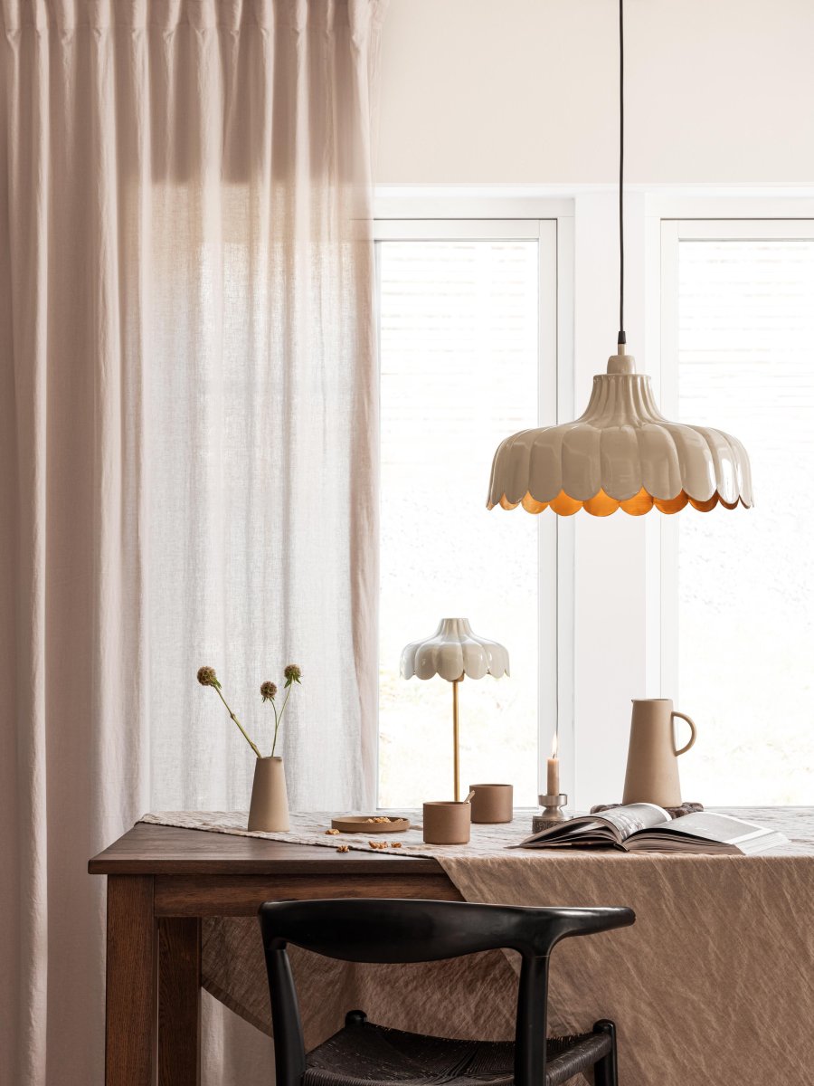 Wells 50cm Beige bordlampe Fra PR Home - Vi har blitt inspirert av en blomst og laget denne serien i flere farger og modeller.